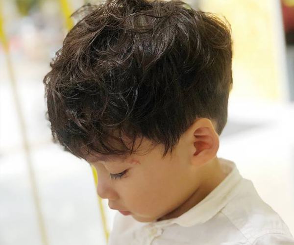 Hãy cùng chiêm ngưỡng những mẫu tóc layer cho bé trai, giúp bé luôn tự tin và cá tính trong mọi hoạt động nhé.