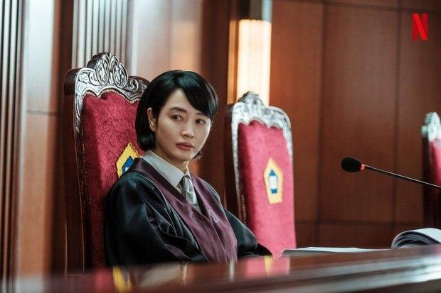 Kim Go Eun đạt giải nữ chính xuất sắc nhất Rồng Xanh 2022. Khán giả "chê"