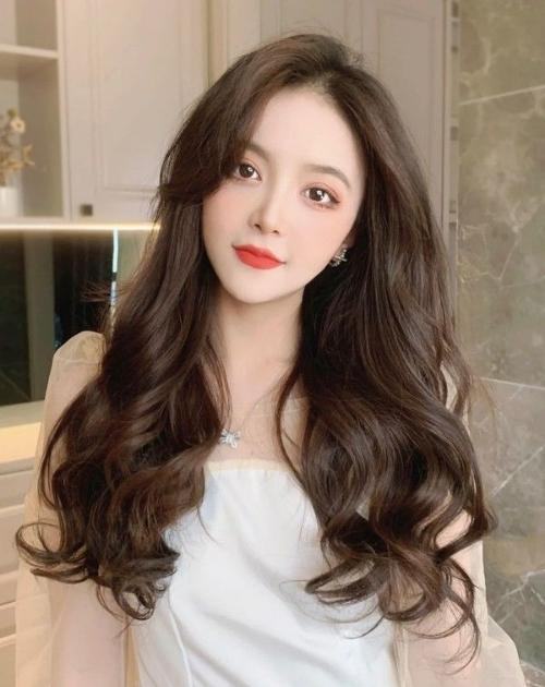Kiểu tóc dài uốn gợn sóng Hàn Quốc: Kiểu tóc dài uốn gợn sóng Hàn Quốc đang là xu hướng hot nhất hiện nay. Với màu sắc sặc sỡ và phong cách tươi trẻ, kiểu tóc này phù hợp với các cô nàng yêu thích sự nổi bật và cá tính. Hãy xem hình ảnh để khám phá vẻ đẹp của kiểu tóc Hàn Quốc.