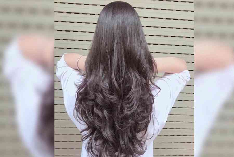 Kiểu tóc layer uốn xoăn đuôi không chỉ là một phong cách tóc mới mà còn là một lựa chọn tuyệt vời cho những cô nàng yêu thích sự tinh tế và thu hút. Sáng tạo và độc đáo khiến kiểu tóc layer uốn xoăn đuôi trở nên phổ biến hơn bao giờ hết.
