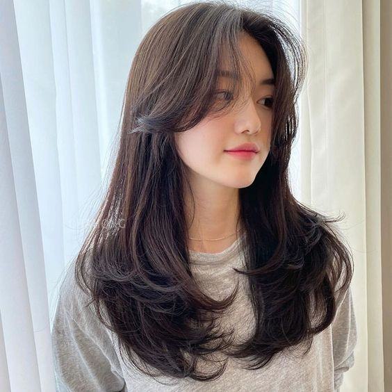 Bạn yêu thích kiểu tóc của các cô gái Hàn Quốc và muốn thử với tóc layer nữ dài mái bay? Tóc layer sẽ giúp bạn có một ngoại hình tươi trẻ, nữ tính và rất đáng yêu. Hãy để tóc trở thành điểm nhấn cho phong cách của bạn ngay hôm nay!