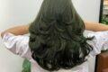 Tóc màu xanh rêu: Màu tóc “Xuất Sắc” trong bảng màu tóc nhuộm tôn da 2023
